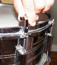 Loosening snare drum lugs
